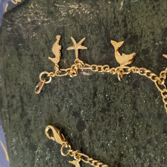 New, never worn, girls 6" gold charm bracelet with dangling sea creature charms - Picture 3 of 5